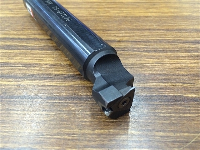名器／江戸与那型　取置きハイサイ ✴︎商品紹介✴︎ 鍋島青磁豆文陽刻変形小皿 D10.5-15㎝ H3.1㎝ 所載品