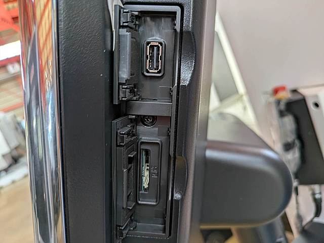 P008948 五軸加工機 ヤマザキマザック VARIAXIS J-500_9